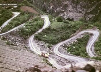 8 muertos y 16 heridos tras la caída de un autobús a un barranco en Perú.