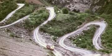 8 muertos y 16 heridos tras la caída de un autobús a un barranco en Perú.