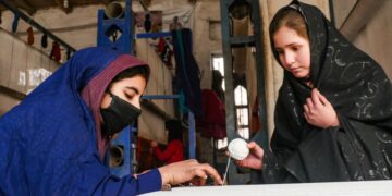Talibanes prohíben a las mujeres acceder a la universidad en Afganistán.