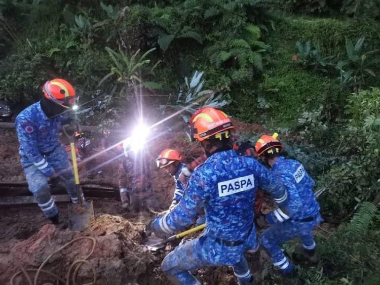 Sube a 25 el número de víctimas por deslizamiento en Malasia.