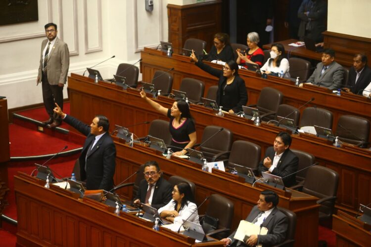 Congreso de Perú adelanta elecciones generales para abril de 2024.