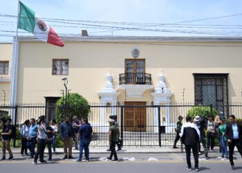 México negocia salvoconducto para familia de expresidente peruano.
