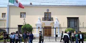 México negocia salvoconducto para familia de expresidente peruano.