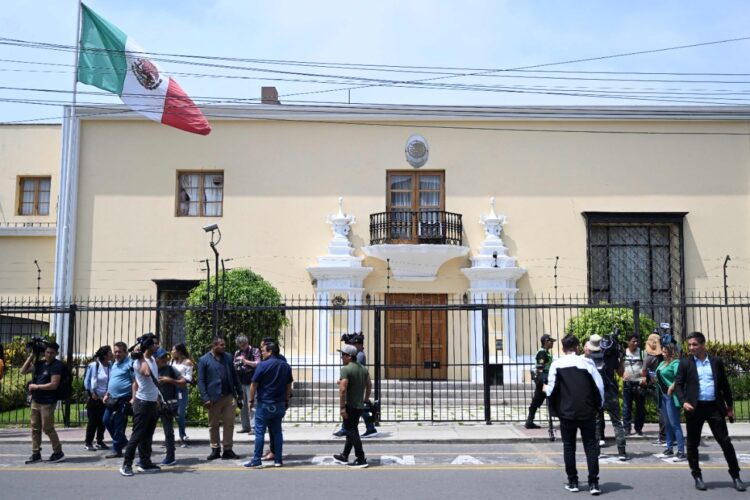 México negocia salvoconducto para familia de expresidente peruano.