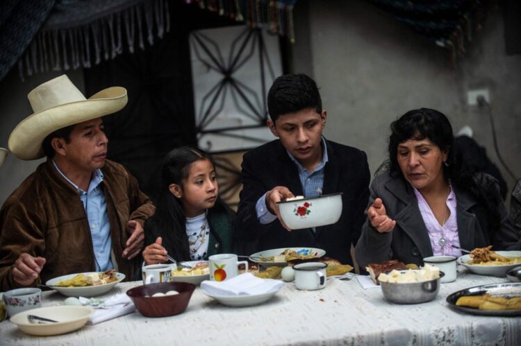 Gobierno de Perú otorga un salvoconducto a la familia de Pedro Castillo.