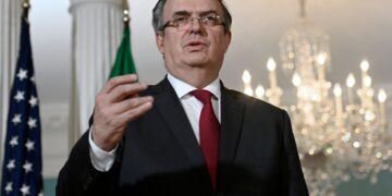 México ordena regreso de su embajador en Perú.