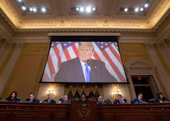 Legisladores votan a favor de publicar declaraciones fiscales de Trump.