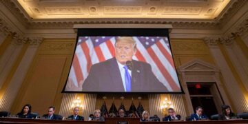 Legisladores votan a favor de publicar declaraciones fiscales de Trump.