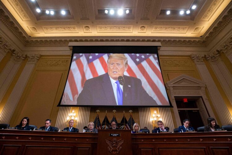 Legisladores votan a favor de publicar declaraciones fiscales de Trump.