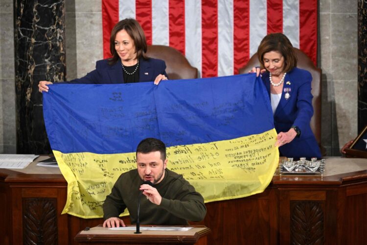 Pelosi compara la visita de Zelenski con Churchill en la Segunda Guerra.