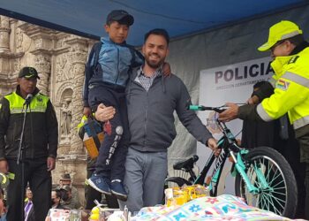 Gobierno y Policía entregan regalos a los niños por Navidad