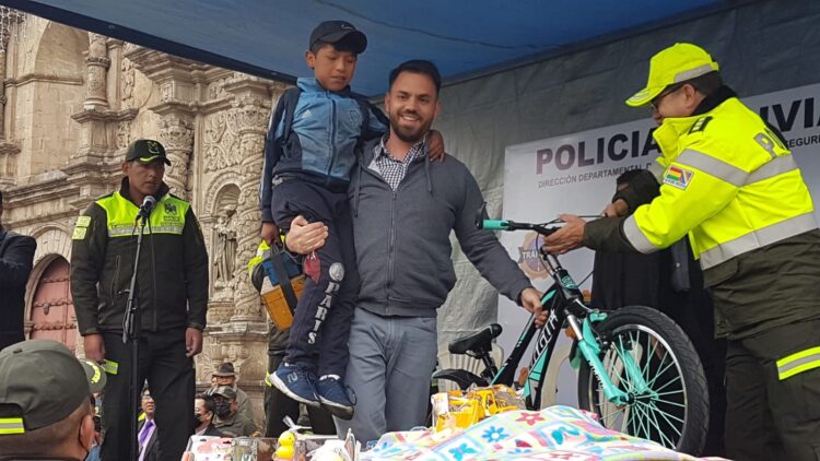 Gobierno y Policía entregan regalos a los niños por Navidad