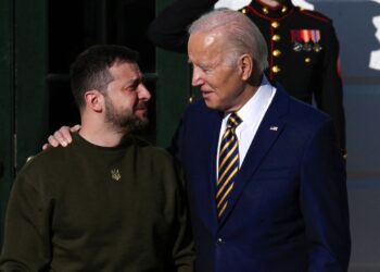 Biden afirma ante Zelenski que Ucrania no estará sola frente a Putin.