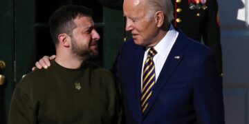 Biden afirma ante Zelenski que Ucrania no estará sola frente a Putin.