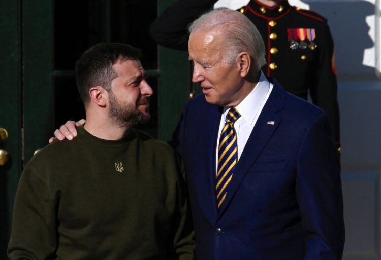 Biden afirma ante Zelenski que Ucrania no estará sola frente a Putin.