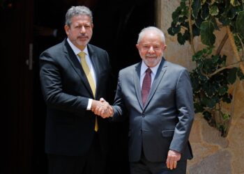 Aprueban gastos excepcionales para planes sociales de Lula.