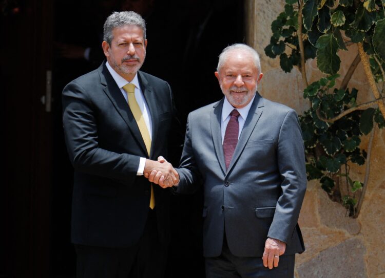 Aprueban gastos excepcionales para planes sociales de Lula.