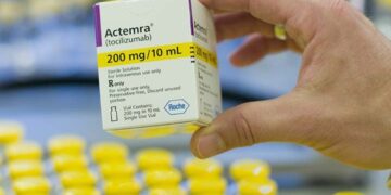 Roche obtiene homologación de su medicamento contra COVID-19.