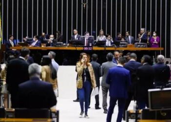Congreso de Brasil aumentará el salario mínimo en un 9% para 2023.