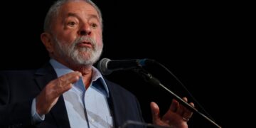 Lula dice que recibe un Brasil en 'penuria' al anunciar nuevos ministros.