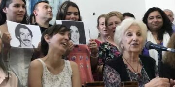 Abuelas de Plaza de Mayo localizan nieto desaparecido en dictadura.
