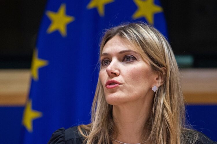 Justicia mantiene presa a la eurodiputada Kaili, acusada de corrupción.