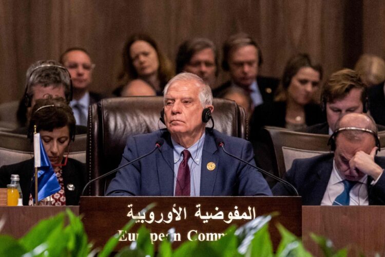 Borrell lamenta la posibilidad de prohibir a ciudadanos vivir en el extranjero.
