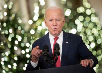 Biden lamenta la polarización de la política estadounidense en su discurso.