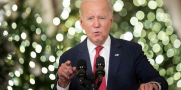 Biden lamenta la polarización de la política estadounidense en su discurso.