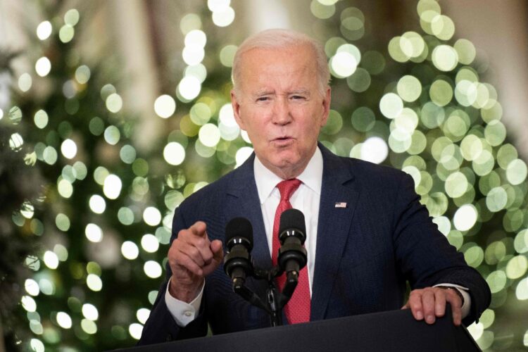 Biden lamenta la polarización de la política estadounidense en su discurso.