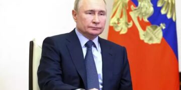 Putin se reúne con representantes de la industria militar rusa.