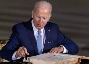 Biden firma una ley que aumenta la partida salarial para las FFAA.
