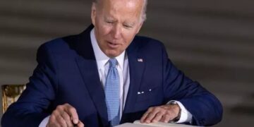 Biden firma una ley que aumenta la partida salarial para las FFAA.