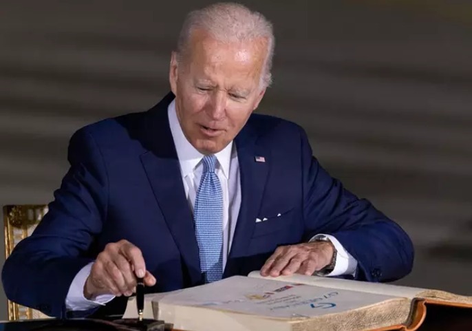 Biden firma una ley que aumenta la partida salarial para las FFAA.