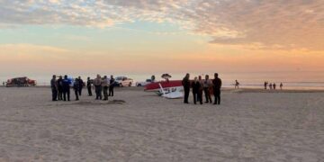 Caída de avioneta en playa de California deja un muerto y un herido.