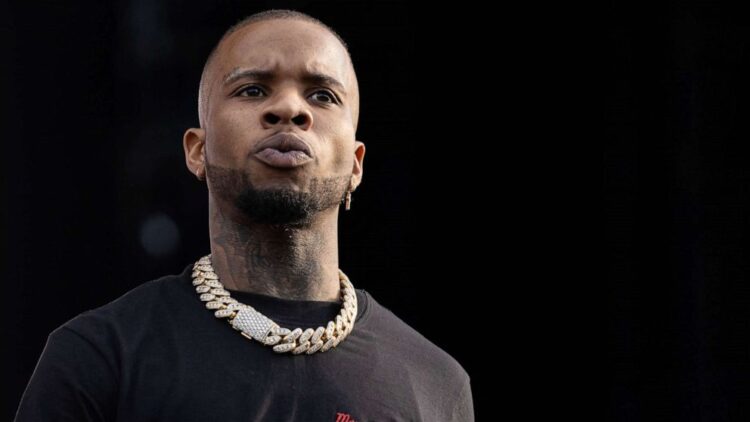 Jurado declara culpable a rapero Tory Lanez por disparar.