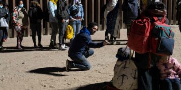 EEUU mantiene norma sanitaria que permite expulsar migrantes.