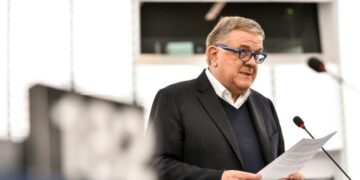 Dos imputados por corrupción en Europarlamento seguirán en prisión.