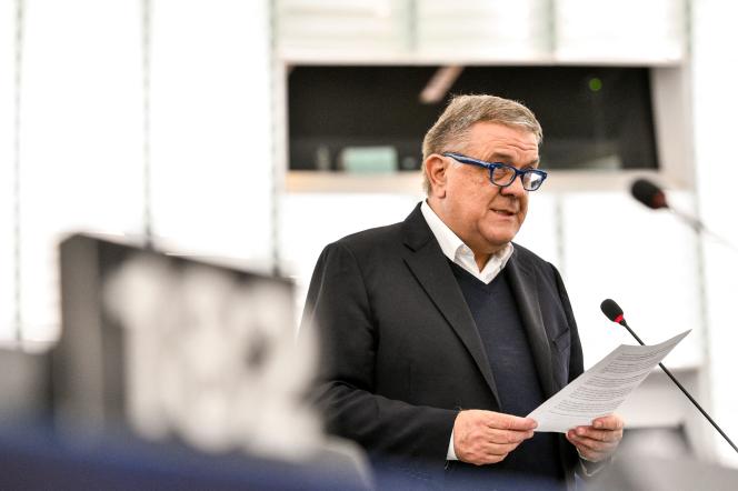 Dos imputados por corrupción en Europarlamento seguirán en prisión.