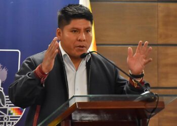 El senador Loza durante una conferencia de prensa. Foto: APG.