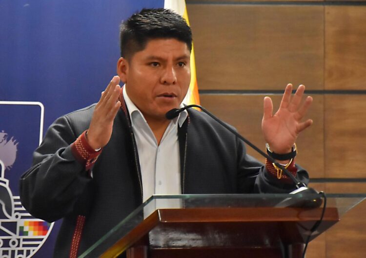 El senador Loza durante una conferencia de prensa. Foto: APG.