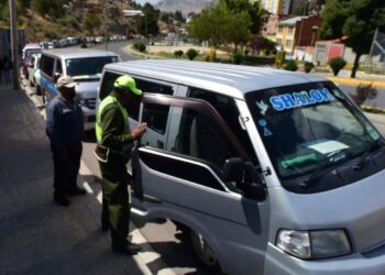Se registraron largas filas en La Paz para realizar el trámite de vidrios polarizados. Foto: Rodwy Cazón.