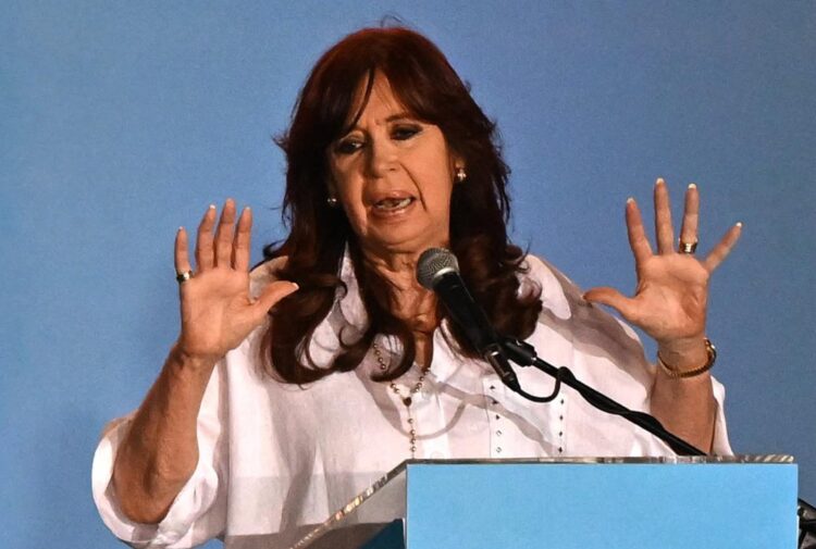 Cristina Fernández critica a la Corte por fallo sobre reparto de impuestos.