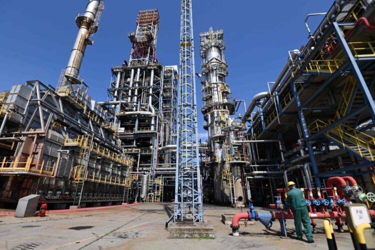 Rusia prohíbe desde febrero vender petróleo a países que topen el precio.