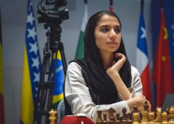 Ajedrecista iraní sorprende a la Federación de Ajedrez al competir sin velo.