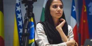 Ajedrecista iraní sorprende a la Federación de Ajedrez al competir sin velo.