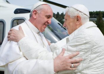 Papa Francisco pide orar por Benedicto XVI, que 'está muy enfermo'.