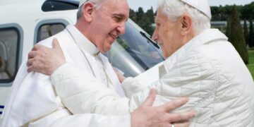 Papa Francisco pide orar por Benedicto XVI, que 'está muy enfermo'.