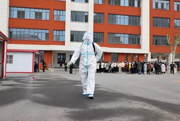 EEUU pedirá a pasajeros de China un test negativo de COVID-19.