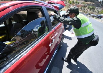 Policía realiza la inspección de para otorgar la autorización. Foto: APG.